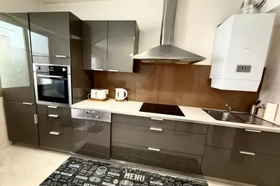 Cuisine ou kitchenette dans l'établissement Juan Les Pins proximité mer appartement 4 personnes