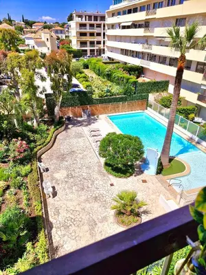Piscine de l'établissement Cap d'antibes piscine mer et plage ou située à proximité