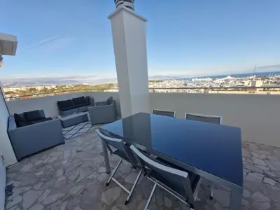 Balcon ou terrasse dans l'établissement Large 3-bedroom apartment Port Vauban