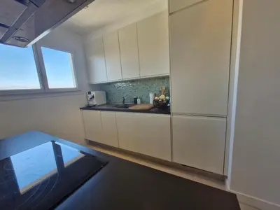 Cuisine ou kitchenette dans l'établissement Large 3-bedroom apartment Port Vauban