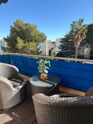 Coin salon dans l'établissement Cap d Antibes Terrasse climatisation et parking