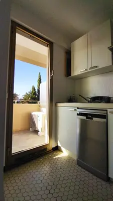 Cuisine ou kitchenette dans l'établissement Studio moderne au calme proche vieil Antibes et mer