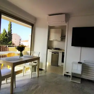 Studio moderne au calme proche vieil Antibes et mer