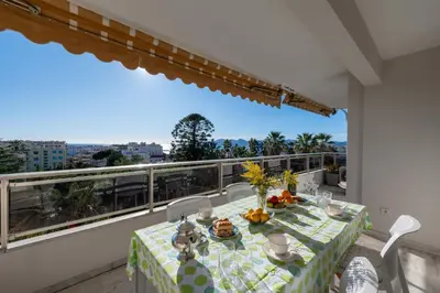 Balcon ou terrasse dans l'établissement Appartement 117 m2 vue sur Mer - 3 Ch 3 SdB - Cannes