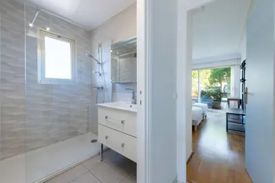 Salle de bains dans l'établissement Appartement 117 m2 vue sur Mer - 3 Ch 3 SdB - Cannes