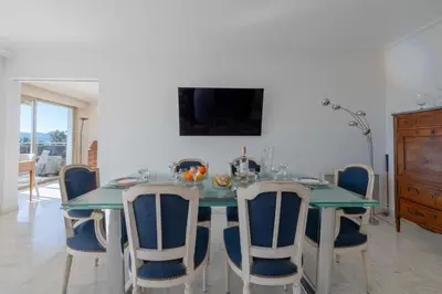 Télévision ou salle de divertissement dans l'établissement Appartement 117 m2 vue sur Mer - 3 Ch 3 SdB - Cannes