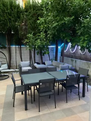 Jardin de l'établissement Elegance Cannoise, vaste terrasse