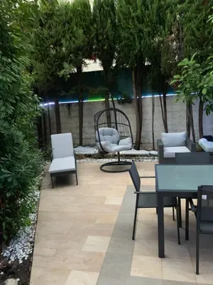 Jardin de l'établissement Elegance Cannoise, vaste terrasse