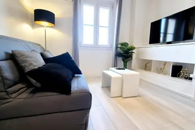 Télévision ou salle de divertissement dans l'établissement Rue Hoche cocon pour 2-3 personnes