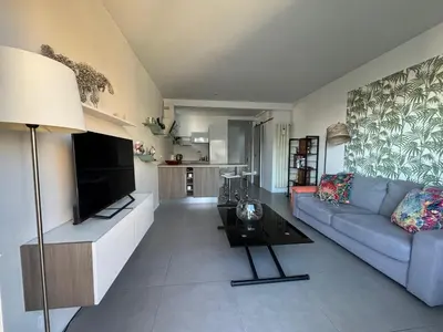 Télévision ou salle de divertissement dans l'établissement Sea view appartement walking distance old town