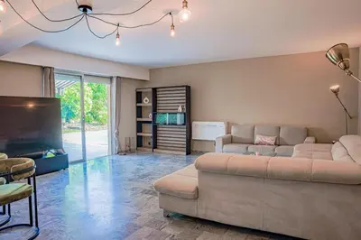 Coin salon dans l'établissement Luxury setting with private pool