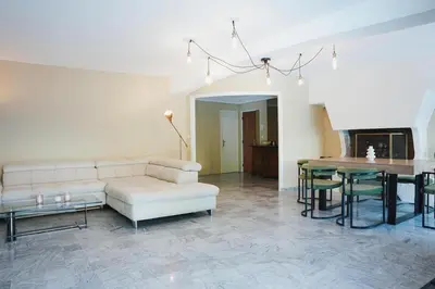 Coin salon dans l'établissement Luxury setting with private pool