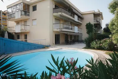 Piscine de l'établissement Luxury setting with private pool ou située à proximité