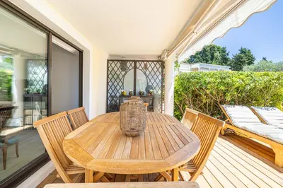Plan de l'établissement LE PARADIS avec deux terrasses équipées et piscine