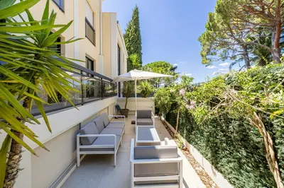 Jardin de l'établissement LE PARADIS avec deux terrasses équipées et piscine