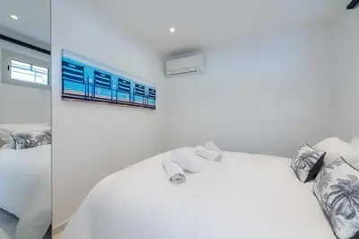 Un ou plusieurs lits dans un hébergement de l'établissement 3P Vue Mer Résidence avec Piscine Cannes