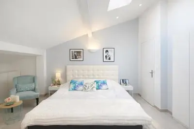 Un ou plusieurs lits dans un hébergement de l'établissement Cozystay 1825 Duplex luxe Rue dAntibes