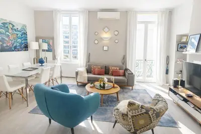 Télévision ou salle de divertissement dans l'établissement Cozystay 1825 Duplex luxe Rue dAntibes