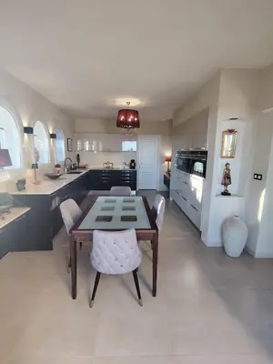 Cuisine ou kitchenette dans l'établissement Villa Casa Del Mar Vue mer panoramique, proche de Cannes