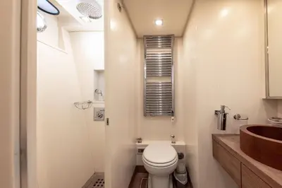 Salle de bains dans l'établissement Votre Palace Flottant sur la Croisette à Cannes