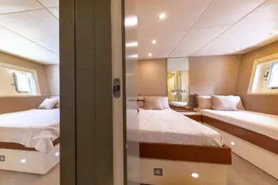 Un ou plusieurs lits dans un hébergement de l'établissement Votre Palace Flottant sur la Croisette à Cannes