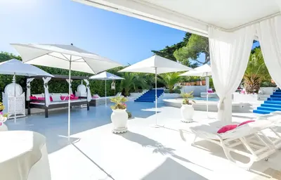 Piscine de l'établissement Villa pieds dans l'eau au Cap d'Antibes ou située à proximité