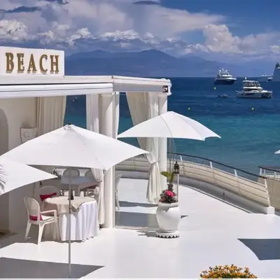 Villa pieds dans l'eau au Cap d'Antibes