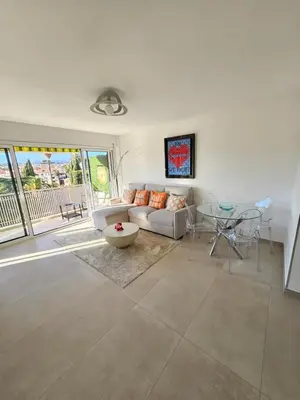 Coin salon dans l'établissement 3 pièces lumineux à Cannes