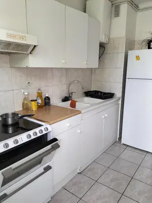 Cuisine ou kitchenette dans l'établissement Location à Juan Les Pins