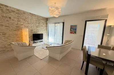 Télévision ou salle de divertissement dans l'établissement Superbe appart 4 pers Vue mer & terrasse Parking privé remparts