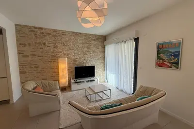 Télévision ou salle de divertissement dans l'établissement Superbe appart 4 pers Vue mer & terrasse Parking privé remparts