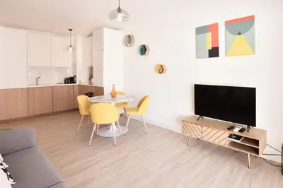 Télévision ou salle de divertissement dans l'établissement 2P Terrasse - Carré dOr Plages à Pied