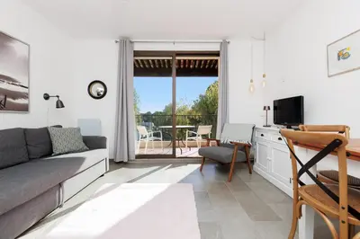 Télévision ou salle de divertissement dans l'établissement Domaine Cozy Studio Pools, Tennis, Parking