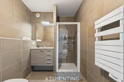 Salle de bains dans l'établissement Azurenting - T2 Front de Mer - Clim - Parking