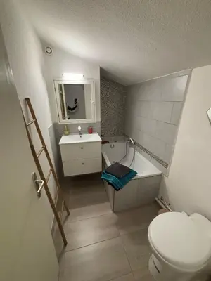 Salle de bains dans l'établissement Chambre d ami chez habitant Villeneuve loubet plage piscine