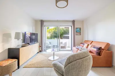 Télévision ou salle de divertissement dans l'établissement Spacious Apartment a c 1BR 4P – With Pool
