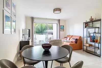 Coin salon dans l'établissement Spacious Apartment a c 1BR 4P – With Pool