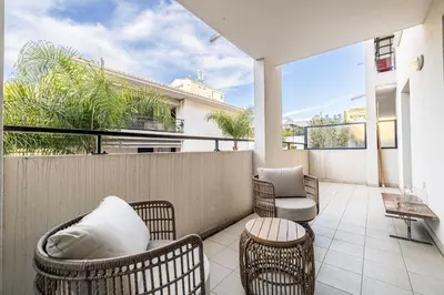 Balcon ou terrasse dans l'établissement Spacious Apartment a c 1BR 4P – With Pool