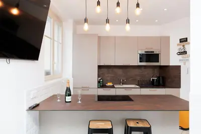 Cuisine ou kitchenette dans l'établissement Romy YourHostHelper