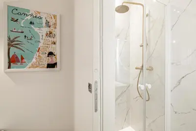 Salle de bains dans l'établissement 27 VAUTRIN - Modern and renovated studio Cannes city centre