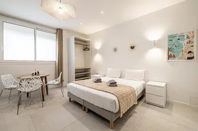 Un ou plusieurs lits dans un hébergement de l'établissement 27 VAUTRIN - Modern and renovated studio Cannes city centre