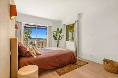 Un ou plusieurs lits dans un hébergement de l'établissement 121 MARECHAL - 3-Bedroom Apartment Sea View and Parking