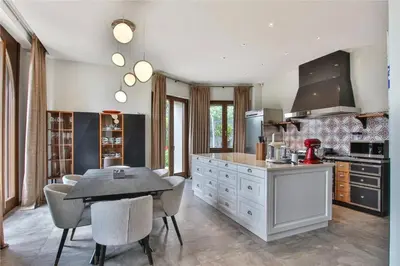 Cuisine ou kitchenette dans l'établissement Villa de Luxe avec Piscine - Cap d'Antibes