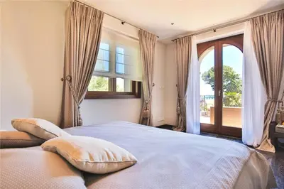 Un ou plusieurs lits dans un hébergement de l'établissement Villa de Luxe avec Piscine - Cap d'Antibes