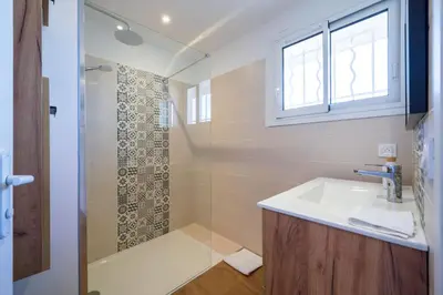 Salle de bains dans l'établissement Antibes SkyView - central, cocooning avec terrasse et parking