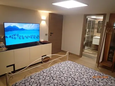 Télévision ou salle de divertissement dans l'établissement Chambre Privée avec Sauna