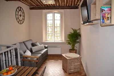 Télévision ou salle de divertissement dans l'établissement Charmant duplex au coeur du Vieil Antibes 3 pers