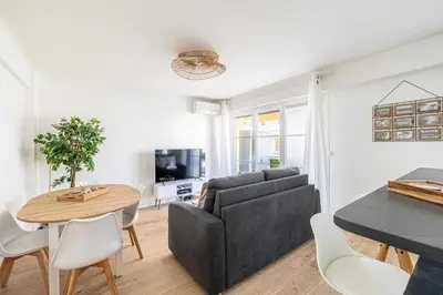 Télévision ou salle de divertissement dans l'établissement Charming Apartment a c 1BR 4P - Antibes
