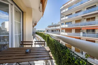 Balcon ou terrasse dans l'établissement Charming Apartment a c 1BR 4P - Antibes