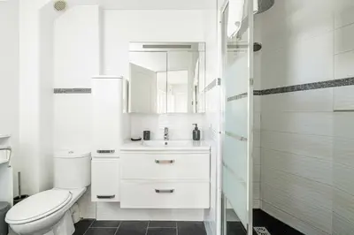 Salle de bains dans l'établissement Charming Apartment a c 1BR 4P - Antibes